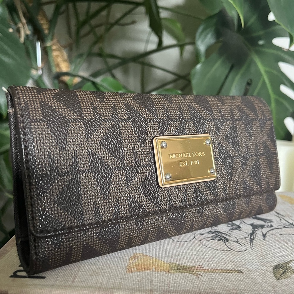 Michael Kors Wallet – Est. 1981 Classic Style